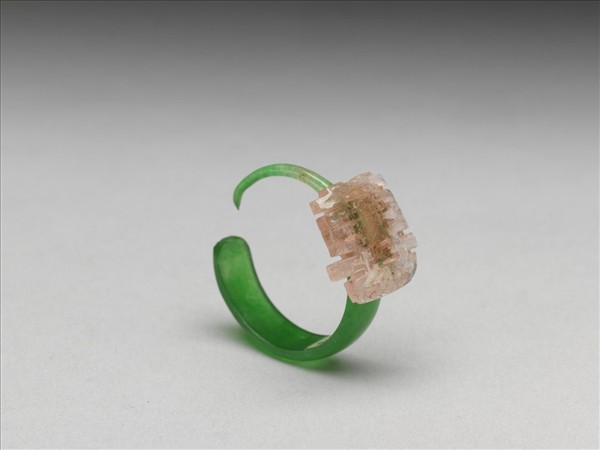 翠玉嵌碧璽囍字耳墜