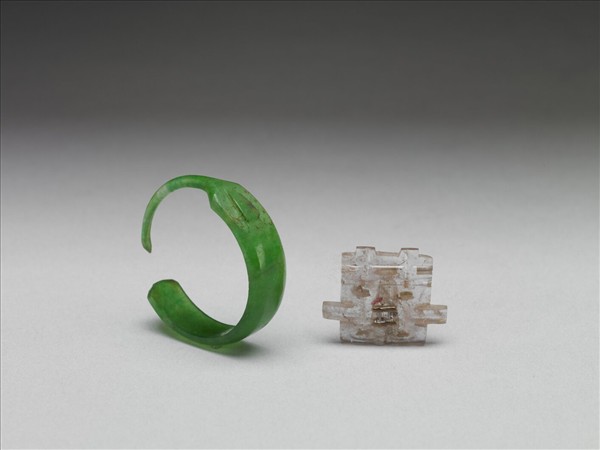 翠玉嵌碧璽囍字耳墜