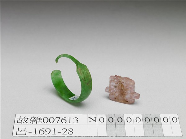 翠玉嵌碧璽囍字耳墜