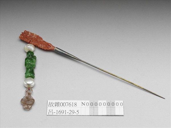 珊瑚翠玉持芝嬰簪