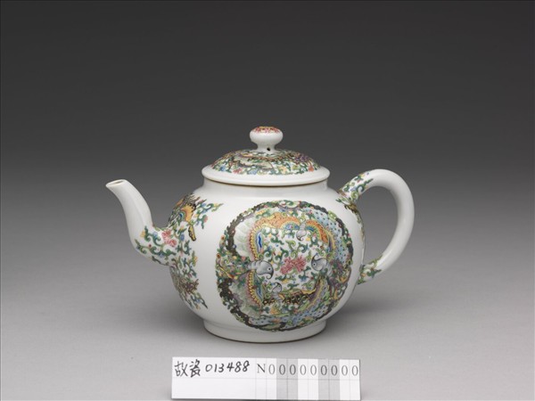 琺瑯彩花蝶紋壺- 故宮