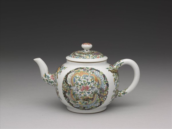 琺瑯彩花蝶紋壺