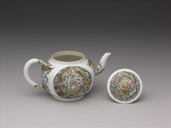 琺瑯彩花蝶紋壺