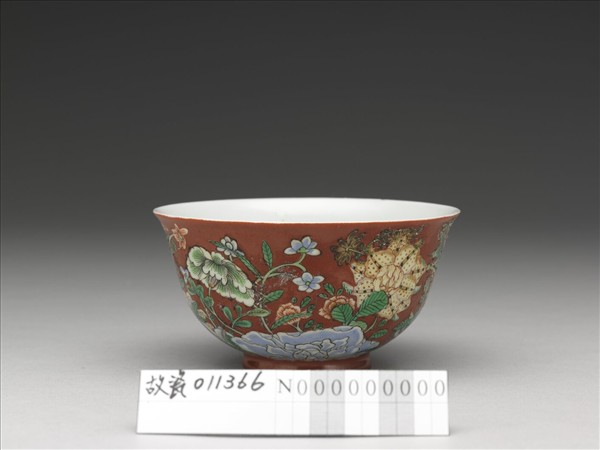 洋彩紅地四季花卉碗