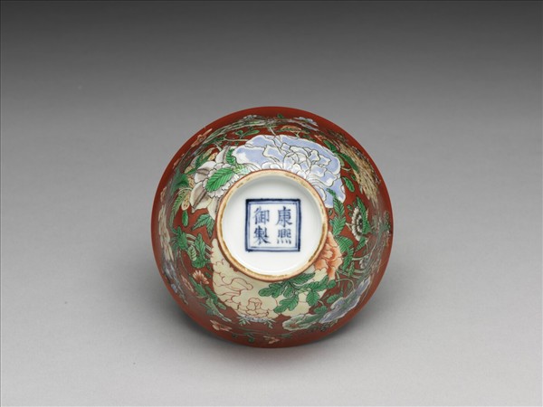 洋彩紅地四季花卉碗