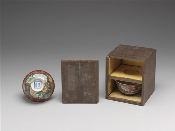 洋彩紅地四季花卉碗