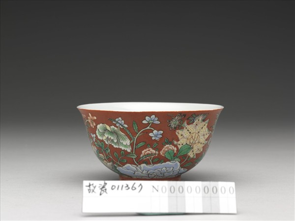 洋彩紅地四季花卉紋碗