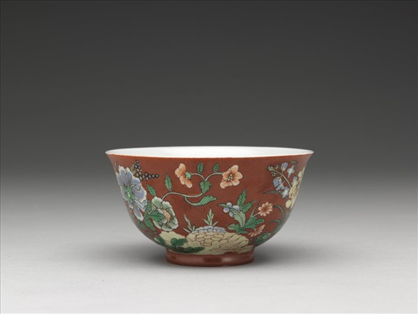 洋彩紅地四季花卉紋碗
