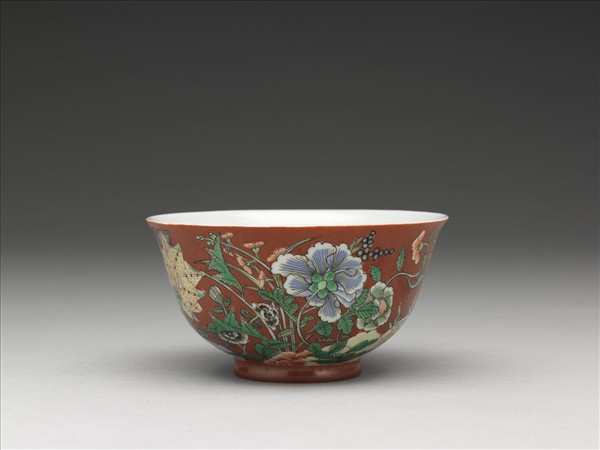 洋彩紅地四季花卉紋碗