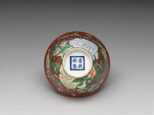 洋彩紅地四季花卉紋碗