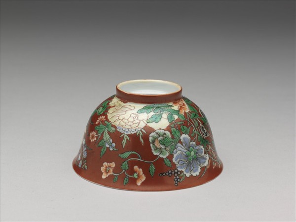 洋彩紅地四季花卉紋碗