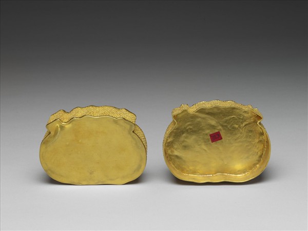 金纍絲嵌寶石榴形盒