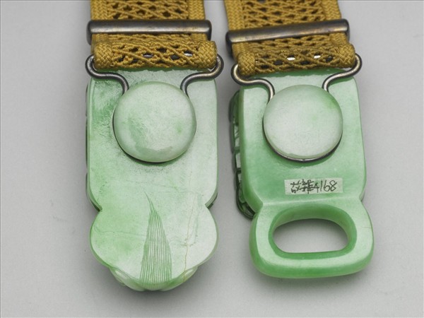 翠玉鏤雕螭紋帶扣涼帶