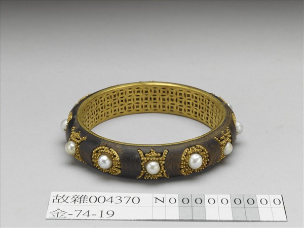 沉香木嵌珠金纍絲壽字鐲