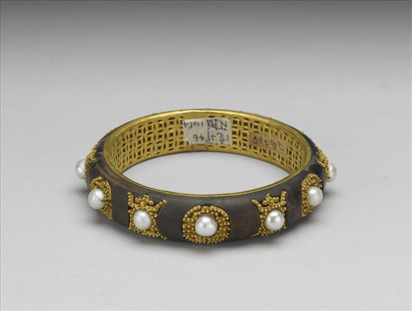 沉香木嵌珠金纍絲壽字鐲