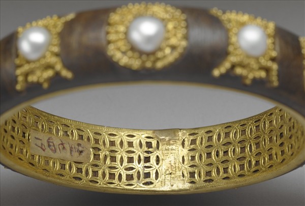 沉香木嵌珠金纍絲壽字鐲