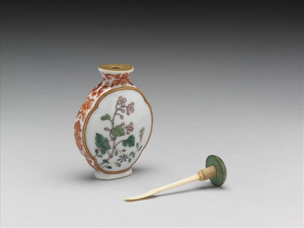 粉彩花卉紋鼻煙壺
