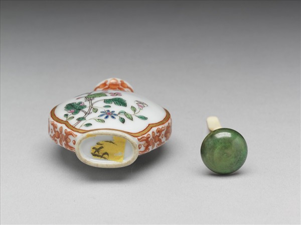 粉彩花卉紋鼻煙壺