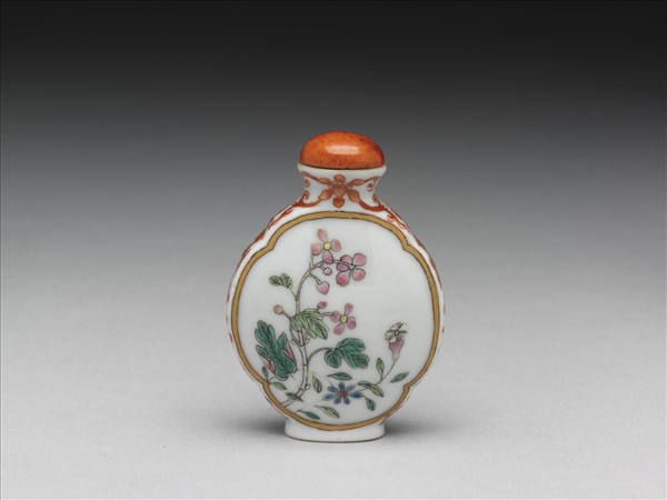 粉彩花卉紋鼻煙壺