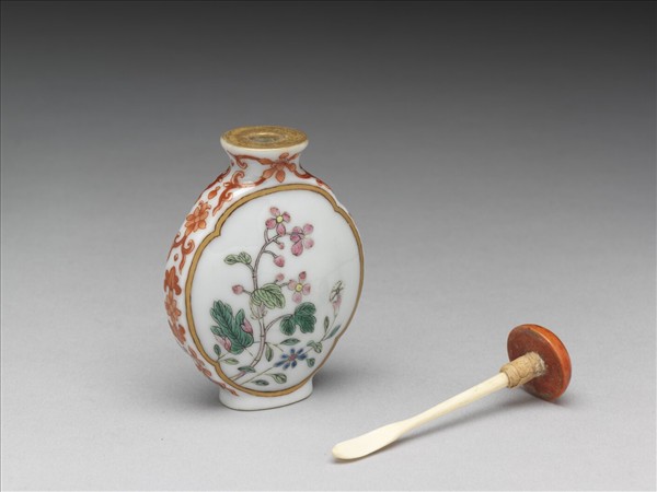 粉彩花卉紋鼻煙壺