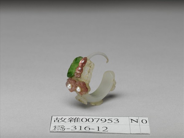 嵌珠碧璽玉耳環