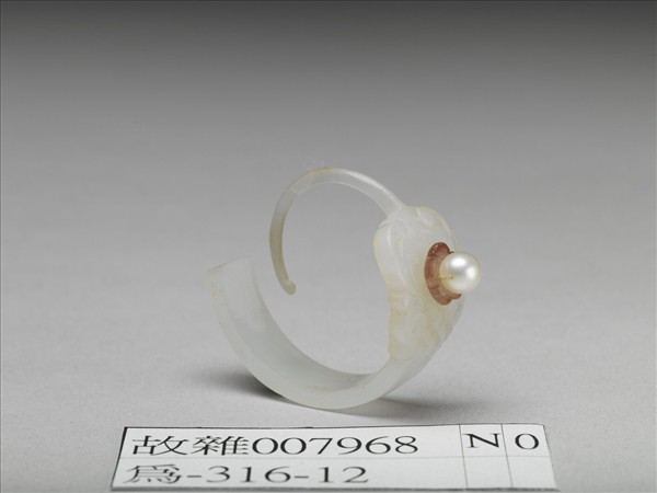 嵌珠碧璽玉耳環