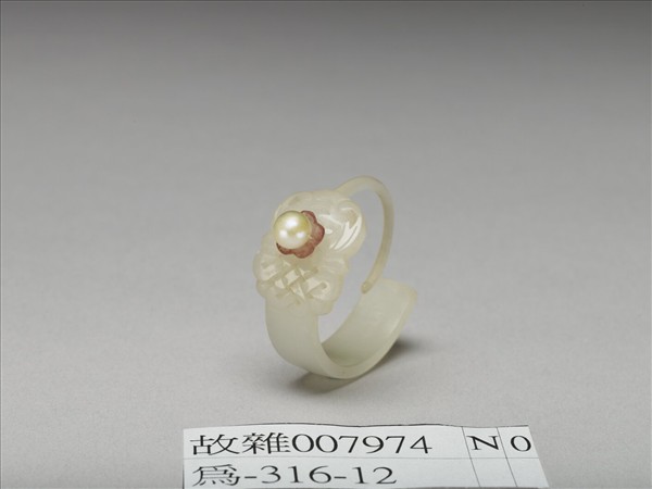 嵌珠碧璽玉耳環