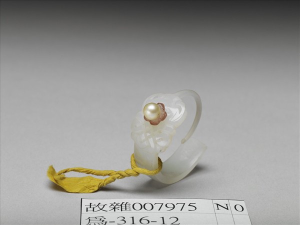 嵌珠碧璽玉耳環