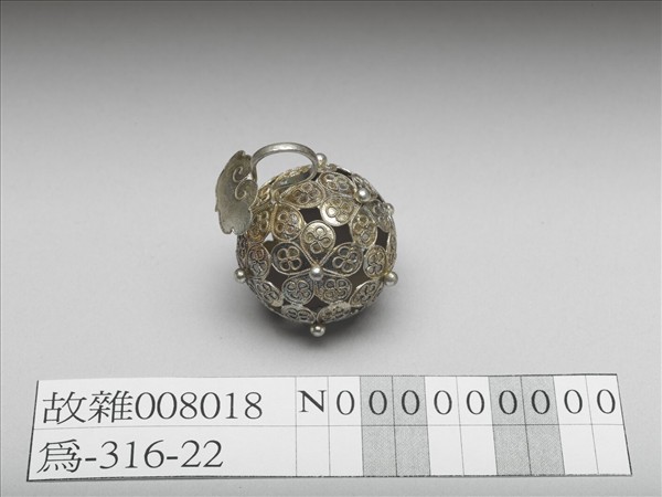 銀鏤空梅花鈕子