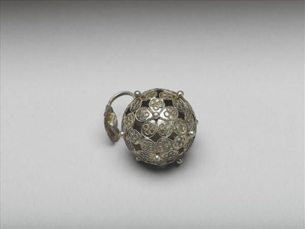 銀鏤空梅花鈕子