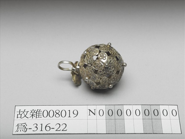 銀鏤空梅花鈕子