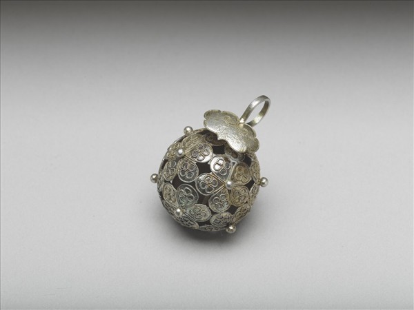 銀鏤空梅花鈕子