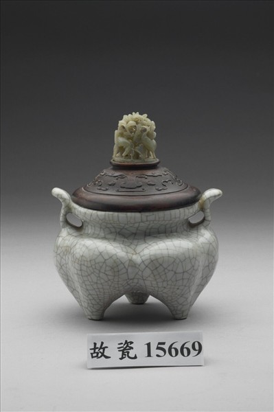 仿哥窯三足鬲式爐 (附玉頂木蓋)