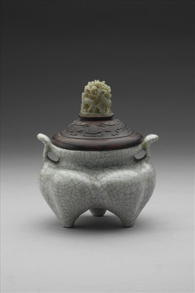 仿哥窯三足鬲式爐 (附玉頂木蓋)