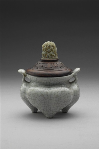 仿哥窯三足鬲式爐 (附玉頂木蓋)