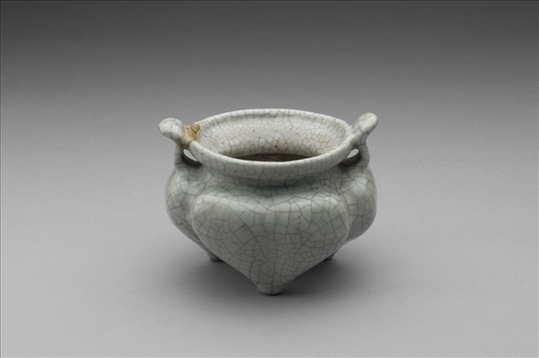 仿哥窯三足鬲式爐 (附玉頂木蓋)