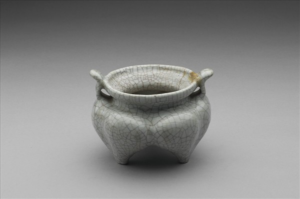 仿哥窯三足鬲式爐 (附玉頂木蓋)