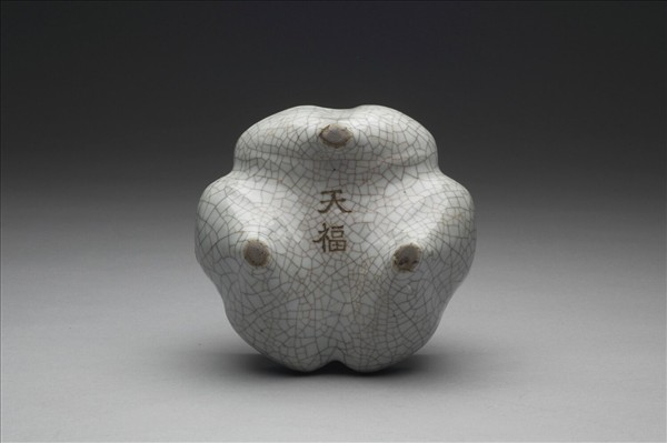 仿哥窯三足鬲式爐 (附玉頂木蓋)