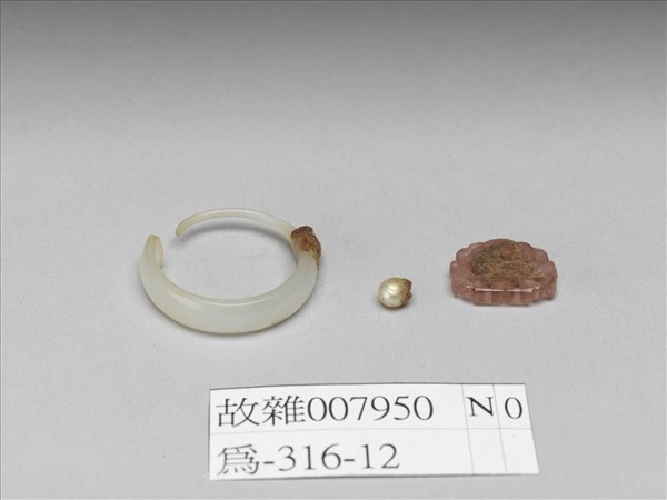 嵌珠碧璽玉耳環