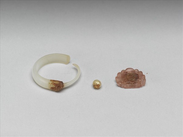 嵌珠碧璽玉耳環