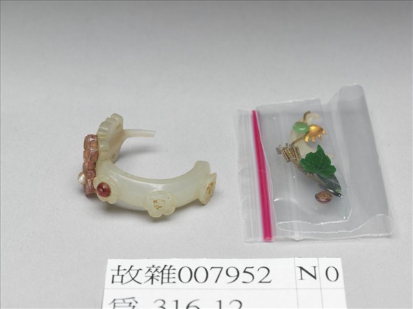 嵌珠碧璽玉耳環