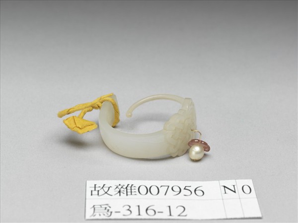 嵌珠碧璽玉耳環