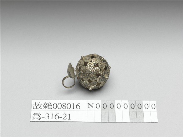 銀鏤空梅花鈕子