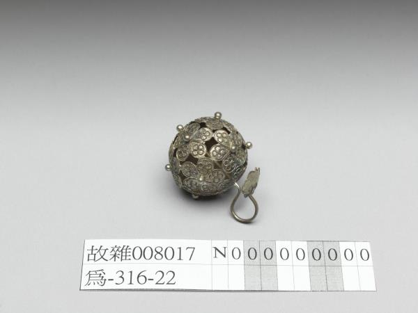 銀鏤空梅花鈕子