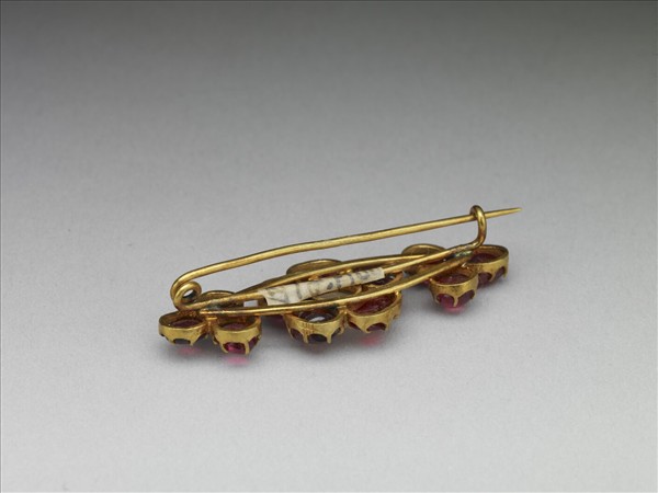 金嵌珠寶胸針