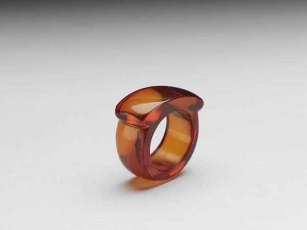 琥珀戒指
