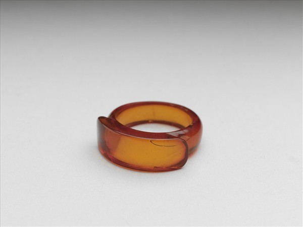 琥珀戒指