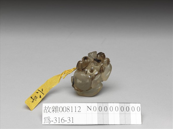 瑪瑙鏤空福壽墜飾