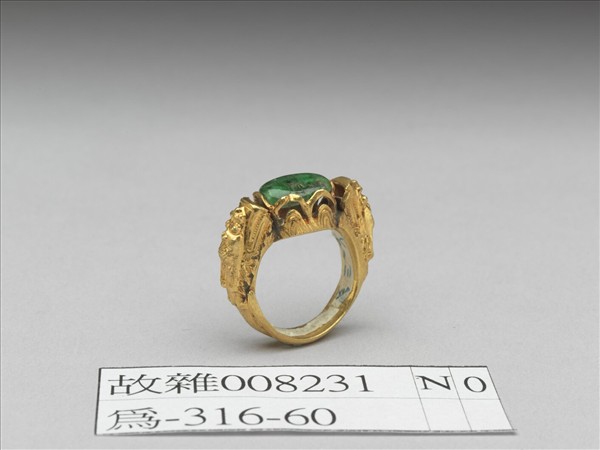 金嵌翠玉雙龍戲珠戒指