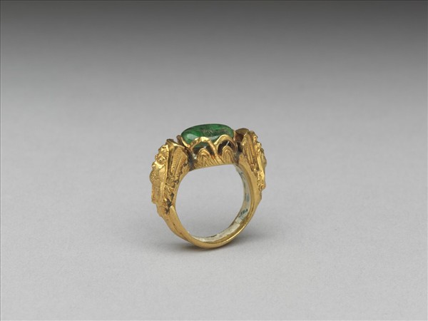 金嵌翠玉雙龍戲珠戒指